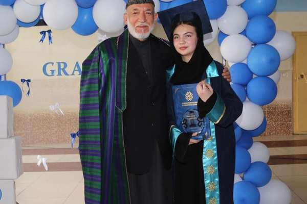 حامد کرزی واکنشها به فراغت دخترش را خواست عمومی برای آموزش دختران دانست