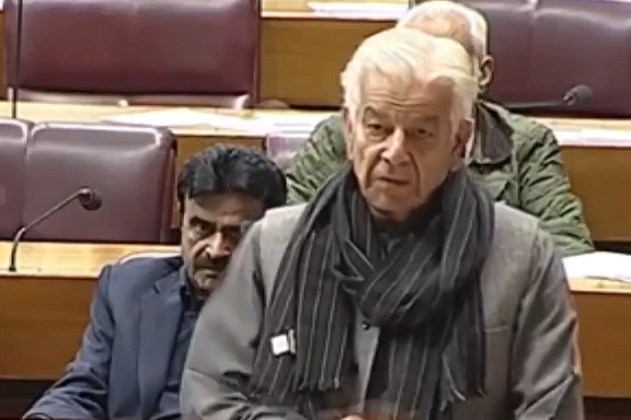 خواجه اصف وايي چې امریکا دوی د «تشناب کاغذ» په څېر پرېښودل