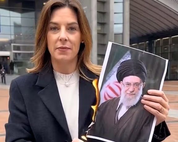 د اروپا په پارلمان کې د اېټالیا استازې د خامنه‌یي انځور وسوځاوه