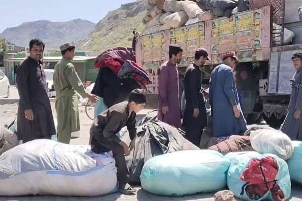 پاکستان ۵ افغانان د جعلي اسنادو له کبله بېرته افغانستان ته ستانه کړل