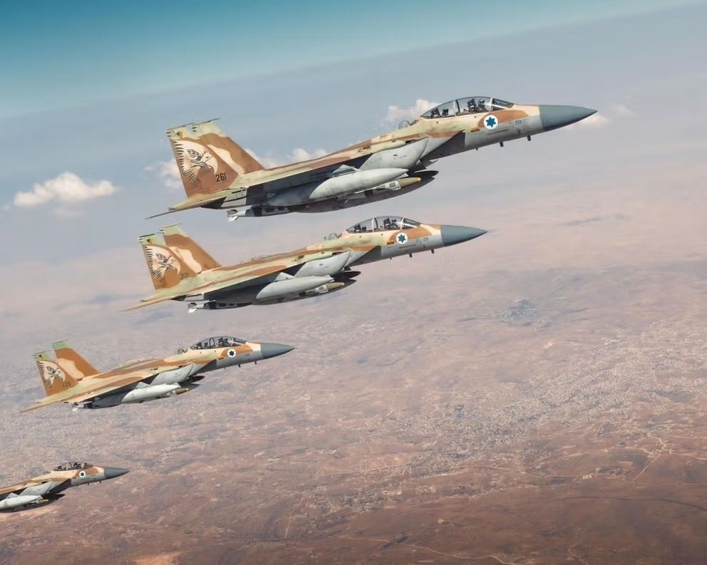 اسرائیل طی هشت حمله هوایی پایگاه‌های نظامی حومه دمشق را هدف قرار داد