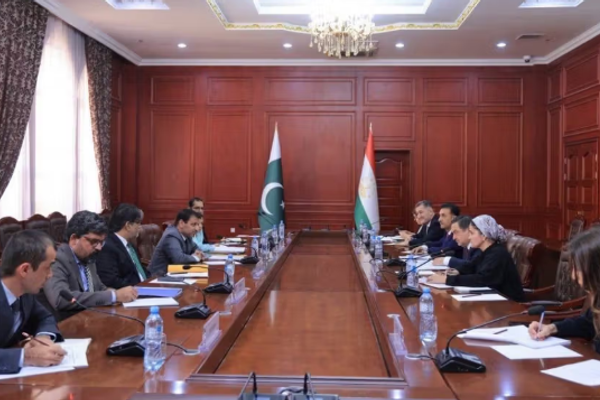 باكستان وطاجيكستان تبحثان التعاون الدفاعي ومكافحة الإرهاب