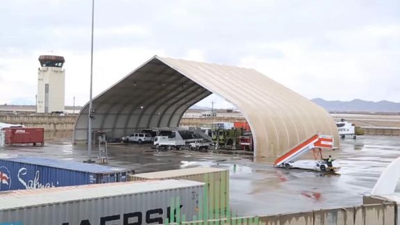 د بهرنیو ځواکونو له وتلو سره په کندهار هوايي ډګر کې ۵۰ کانټینره وسایل او تجهیزات ورک شول