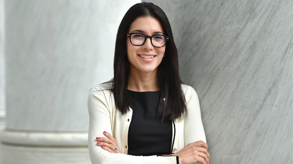 یک زن افغانتبار مسئول امور افغانستان در وزارت خارجه امریکا شد