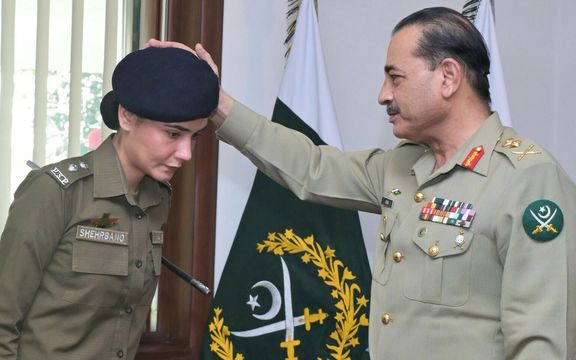رئیس ارتش پاکستان از یک پولیس زن برای نجات زنی از چنگ مردان خشمگین ستایش کرد