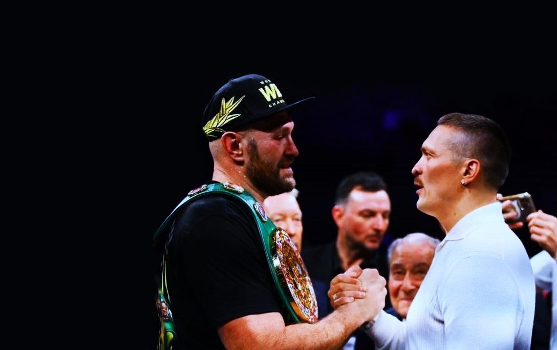 تایسون فیوری و الکساندر اوسیک، برای کسب تاج قهرمانی بوکس جهان مبارزه می‌کنند