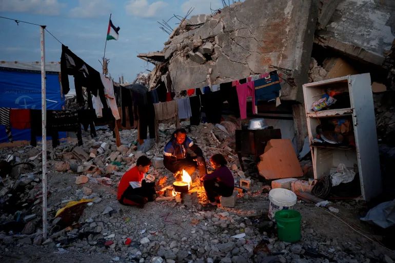 د ژوندي پاتې کېدو لپاره اړ شوم چې خپل کتابونه وسوځوم