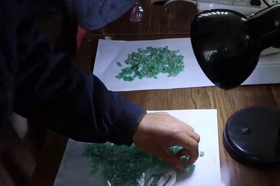 طالبان وايي تېرکال یې د پنجشېر تر ۱۱۱زره قیراطه ډېر زمرد پلورلي‌ دي