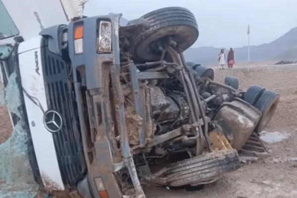 په غزنې کې د یوې ټرافیکي پېښې له امله ۶ کسه مړه او یو بل ټپي شوی دی