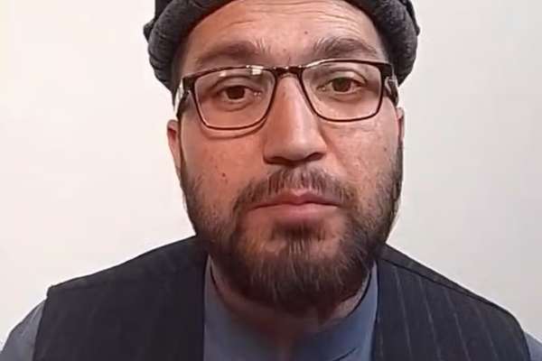 منابع میگویند طالبان، نویدالله فطرت، آموزگار منتقد خود را به یک سال زندان محکوم کرده است