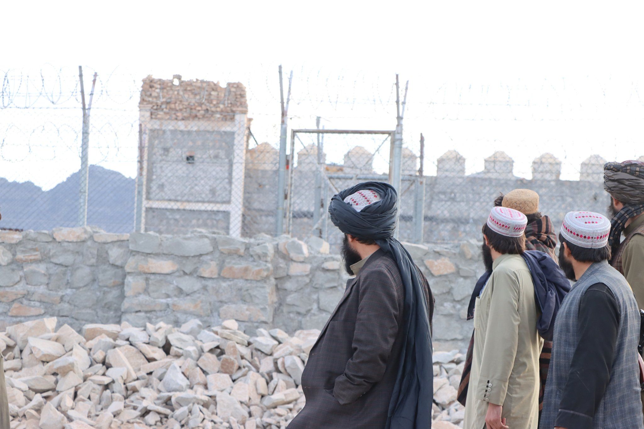 طالبان په هلمند او نیمروز ولایتونو کې د ډیورنډ کرښې په اوږدو کې نوې پوستې جوړوي