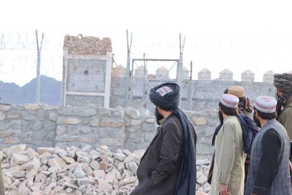 طالبان په هلمند او نیمروز ولایتونو کې د ډیورنډ کرښې په اوږدو کې نوې پوستې جوړوي