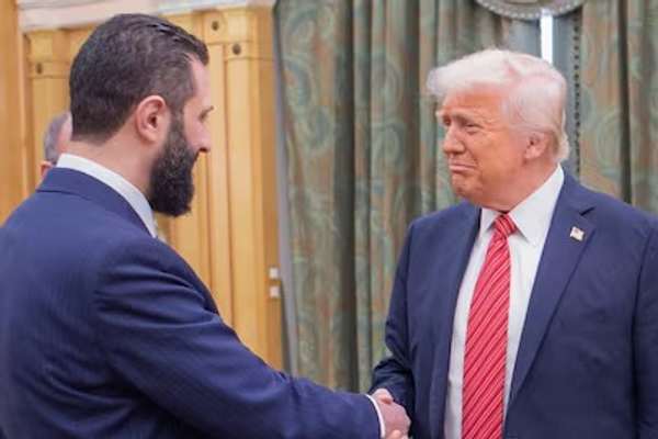 د امریکا ولسمشر ډونالډ ټرمپ د سوریې له ولسمشر احمد الشرع سره د بندو دروازو ترشا وکتل