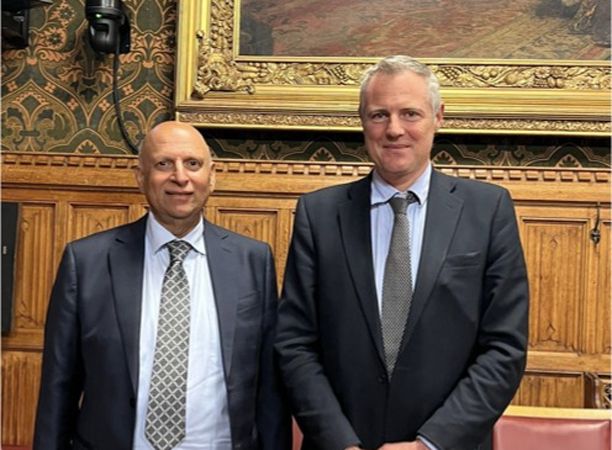 والی پنجاب در سفرش به لندن با مقامات بریتانیا در مورد افغانستان گفتگو می‌کند