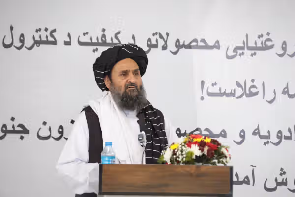 ملا برادر سوداګرو ته خبرداری ورکړ چې بېکیفیته او غیرمعیاري توکي هیواد ته وارد نه کړي