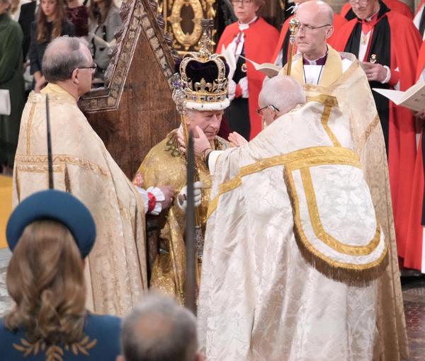 چارلز سوم تاج پادشاهی بریتانیا را بر سر گذاشت