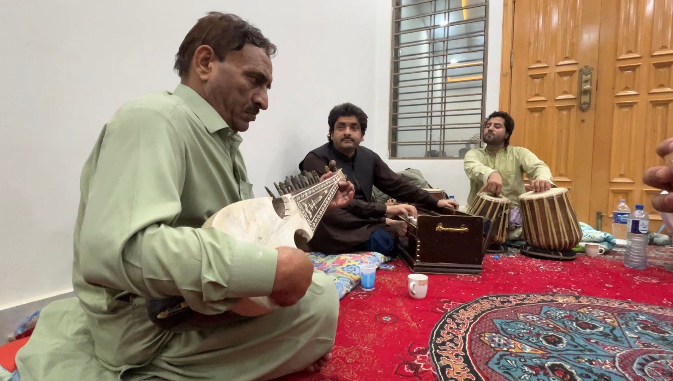 اسوشیټېد پرېس: افغان هنرمندان هڅه کوي چې له طالبانو په پټه دودیزه موسیقي ژوندۍ وساتي