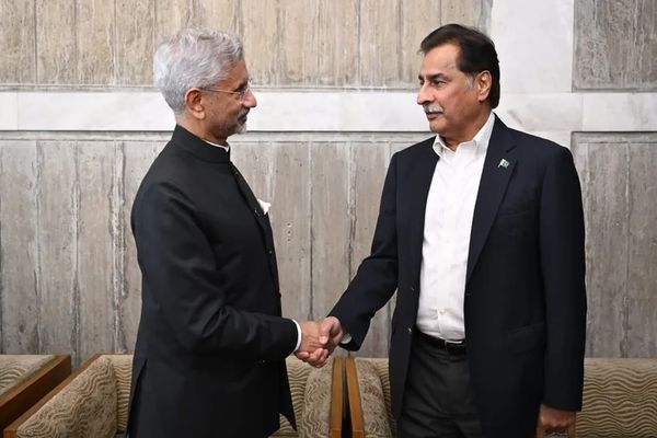 د هند او پاکستان لوړو چارواکو له نښتو وروسته په لومړي ځل په بنګله دېش کې سره وکتل