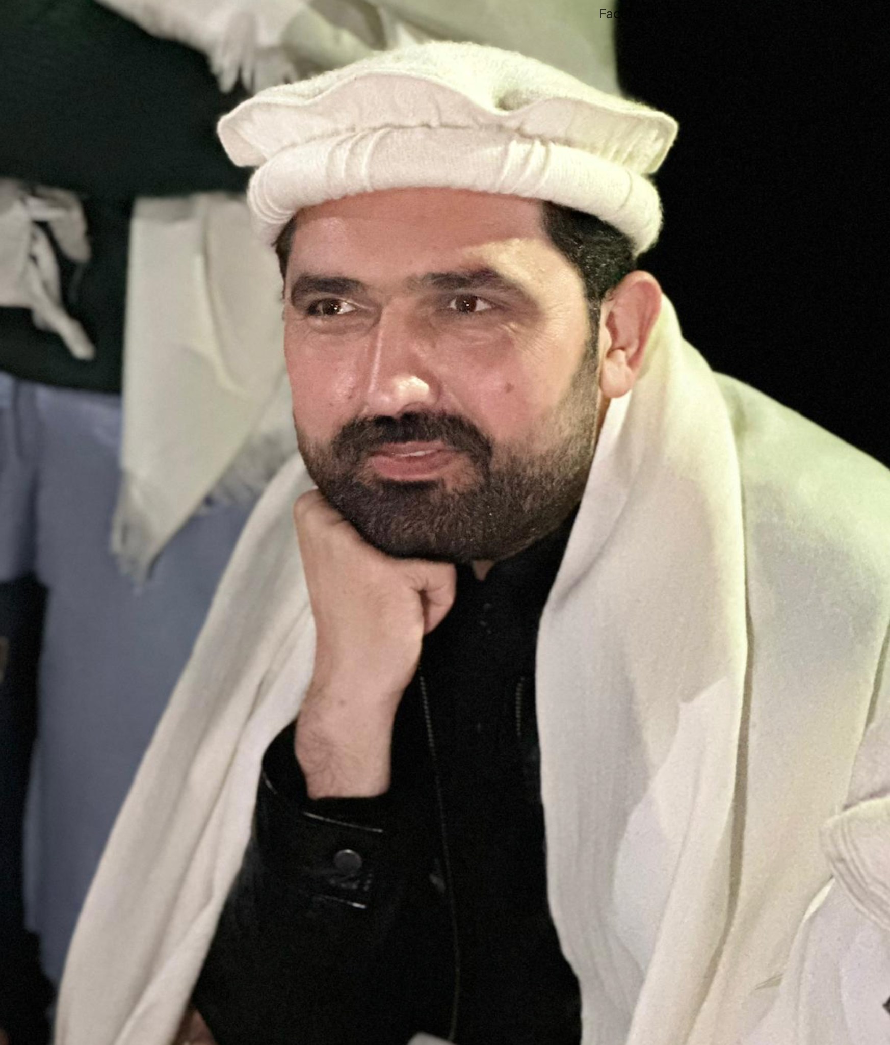 د خیبر پښتونخوا اعلی وزیر د عمران خان لیدو لپاره د اډیاله زندان مخې ته لاس تر زنې ناست دی