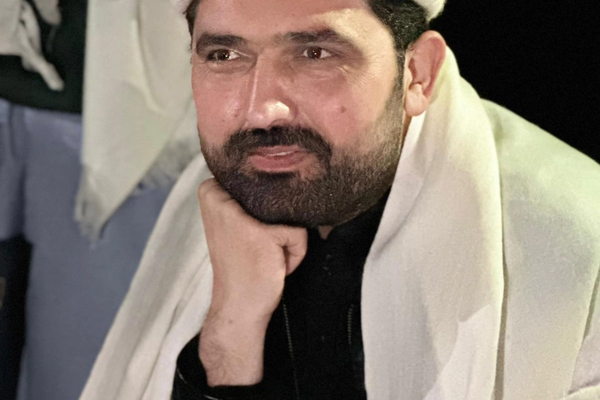 د خیبر پښتونخوا اعلی وزیر د عمران خان لیدو لپاره د اډیاله زندان مخې ته لاس تر زنې ناست دی