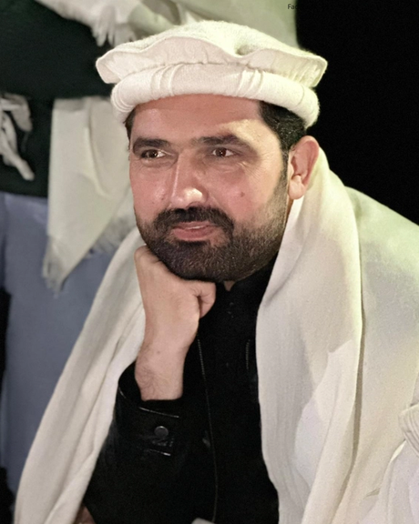 د خیبر پښتونخوا اعلی وزیر د عمران خان لیدو لپاره د اډیاله زندان مخې ته لاس تر زنې ناست دی