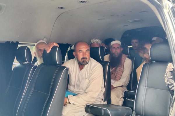 د جبري ستنولو دوام؛ چارسده کې ۲۹ افغان کډوال تر نیولو وروسته افغانستان ته ستانه کړای شوي