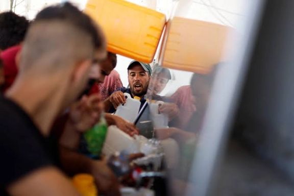 اسوشیتدپرس: با قطع شدن جریان آب در غزه، مردم از آب شور و کثیف استفاده میکنند