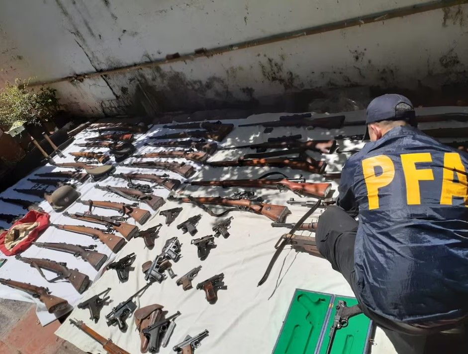 پولیس آرژانتین مردی را با ده‌ها سلاح و نمادهای حکومت هیتلر بازداشت کرد