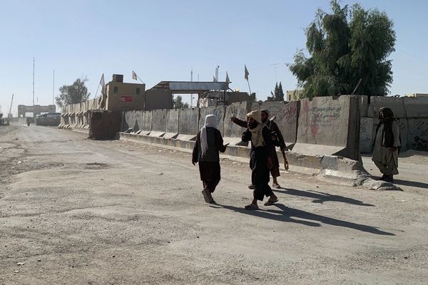 محلي سرچینې: پاکستاني پوځیانو په سپین بولدک کې پر کلیو د هاوان مرمۍ توغولې دي