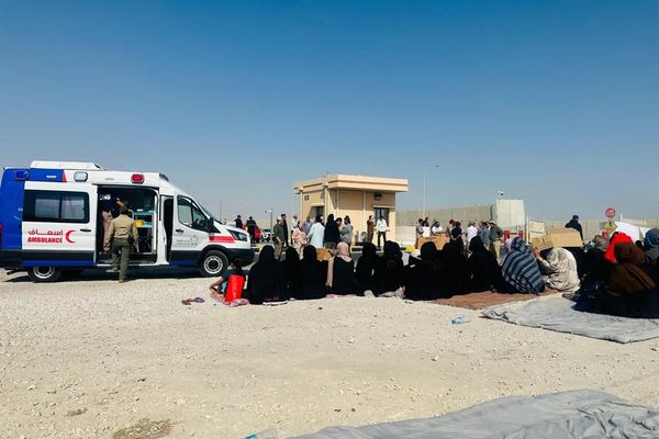 د قطر کمپ کې بند پاتې افغانان: موږ دلته د بندیانو په څېر ساتل کېږو