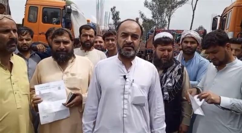  افغان موټر چلوونکي وايي چې پاکستاني پولیس یې د «بډو اخېستلو» لپاره ځوروي