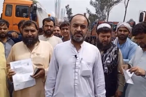 افغان موټر چلوونکي وايي چې پاکستاني پولیس یې د «بډو اخېستلو» لپاره ځوروي