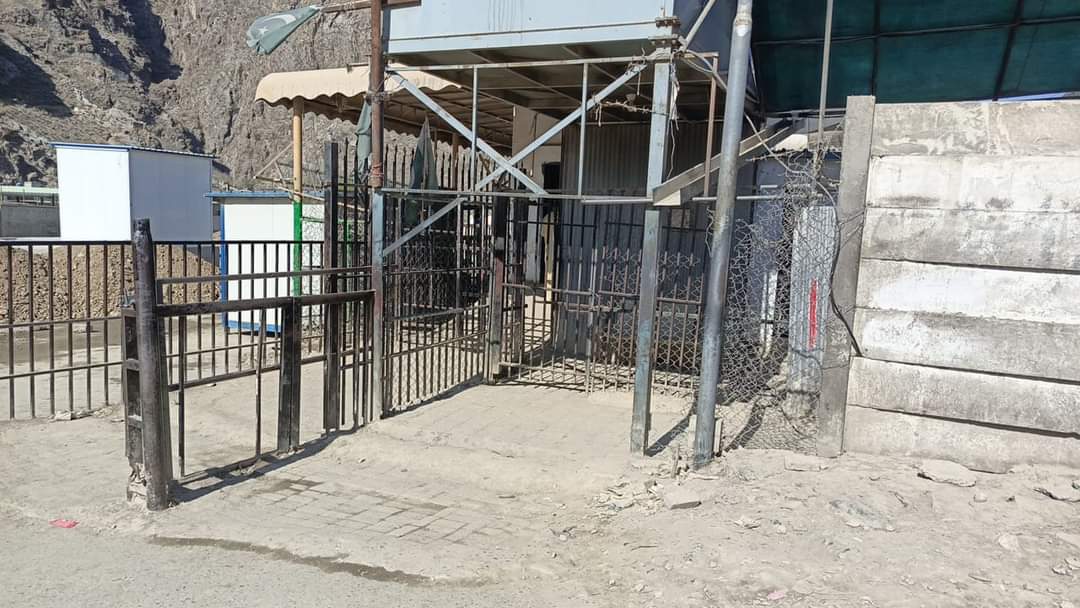 تورخم دروازه د تګ راتګ پر مخ بیا وتړل شوه