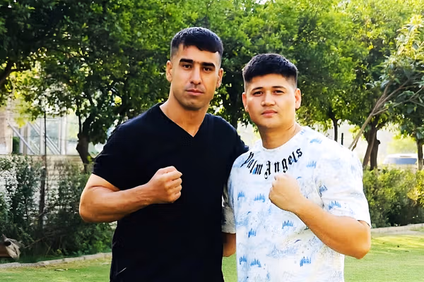 ورزشکاران افغان در رقابتهای MMA پاکستان، مقابل حریفان خود وارد قفس مبارزه میشوند