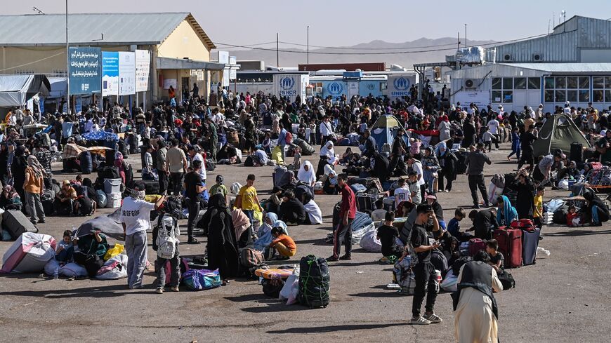 د بشري کړکېچ په اوج کې؛ ایران په روان کال کې تر ۱.۵مېلیونه ډېر افغان کډوال اېستلي