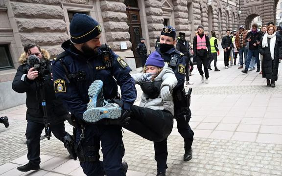 پولیس سویدن گرتا تونبرگ را به دلیل بستن ورودی پارلمان، از محوطه مجلس به زور اخراج کرد