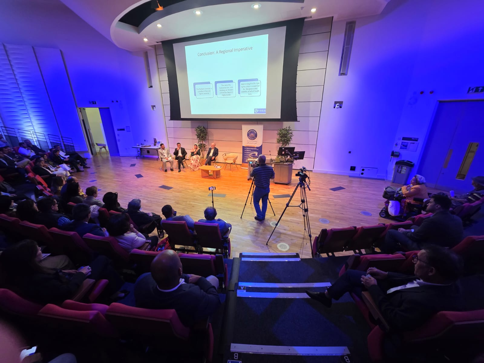 در این نشست کتاب تازه دکتر لعزاد نیز رونمایی شد