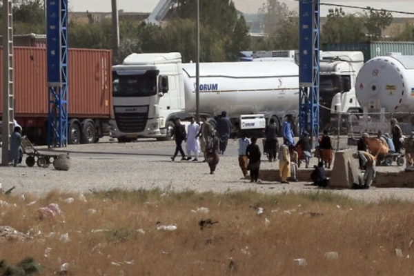 تسجيل عبور يومي لأكثر من ألف شاحنة عبر الحدود بين إيران وأفغانستان