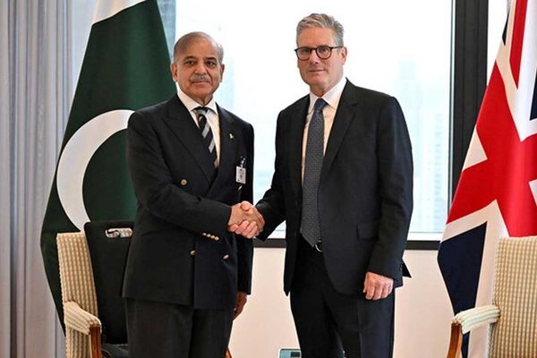د پاکستان لومړي وزیر خپل برېتانوي سیال ته د رسمي سفر بلنه ورکړه