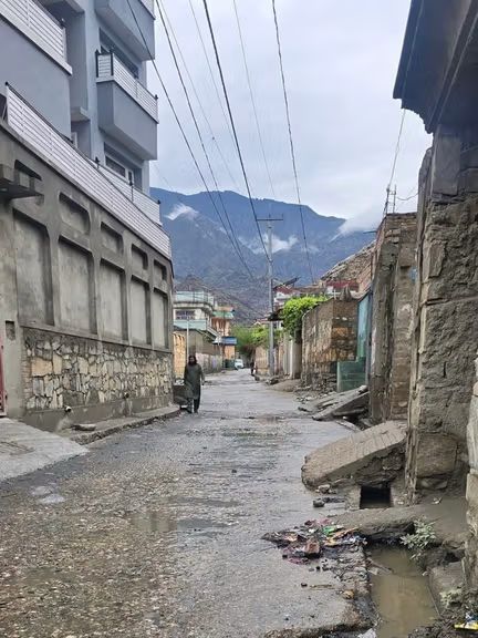 شماری از باشندگان کنر در پی حملات پاکستان مجبور به ترک خانه‌های خود شدند