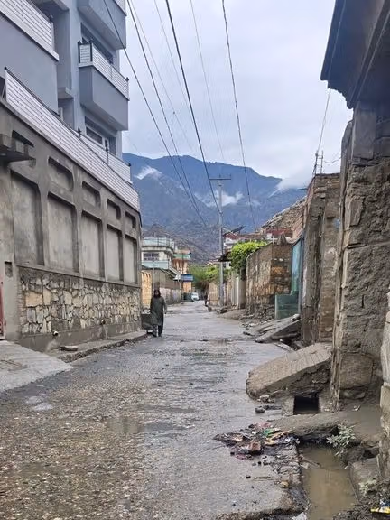 شماری از باشندگان کنر در پی حملات پاکستان مجبور به ترک خانههای خود شدند