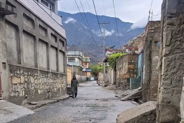 شماری از باشندگان کنر در پی حملات پاکستان مجبور به ترک خانههای خود شدند