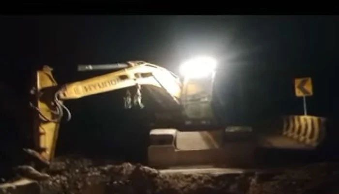 پاکستاني رسنۍ: حکومت له پښتونخوا او کشمیر څخه اسلام اباد ته غځېدلو لارو کې کندې اېستلې