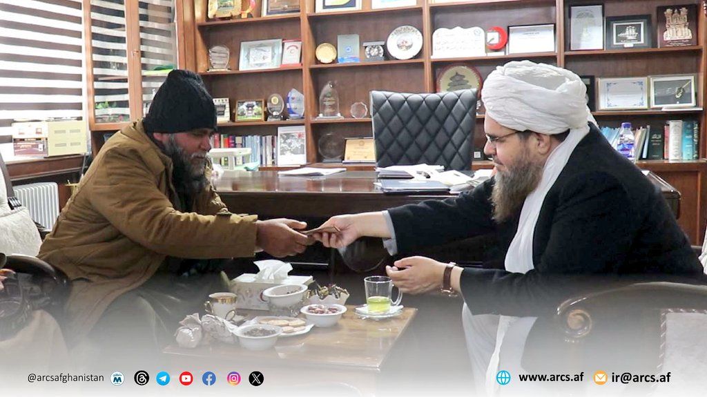 د طالبانو سرې میاشتې د بې وزلۍ له امله د ګردو پلورونکي کس سره ۲۰ زره افغانۍ مرسته وکړه