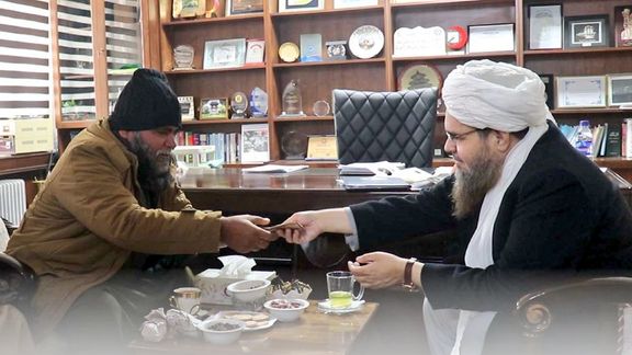 د طالبانو سرې میاشتې د بې وزلۍ له امله د ګردو پلورونکي کس سره ۲۰ زره افغانۍ مرسته وکړه