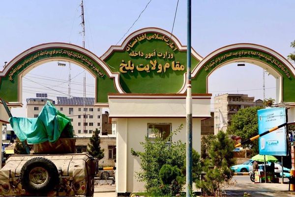 د بلخ والي او د ایران سفیر په مزارشریف کې د اقتصادي او ټولنیزو همکاریو پر پراخېدو خبرې کړې