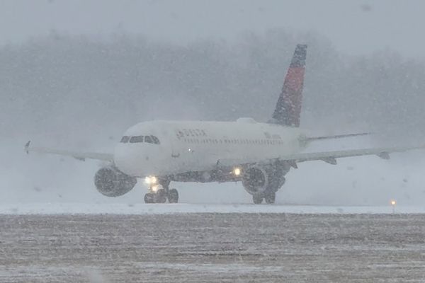 په امریکا کې د سخت ژمني طوفان له امله زرګونه الوتنې لغوه او ځنډیدلي