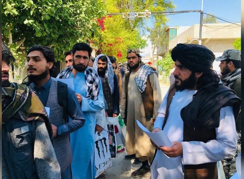 طالبان نزدیک به یک‌هزار زندانی را از زندان‌های ننگرهار و هلمند آزاد کرد