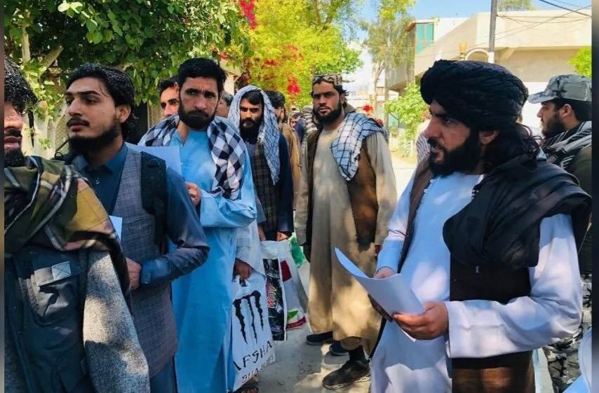 طالبان نزدیک به یک‌هزار زندانی را از زندان‌های ننگرهار و هلمند آزاد کرد