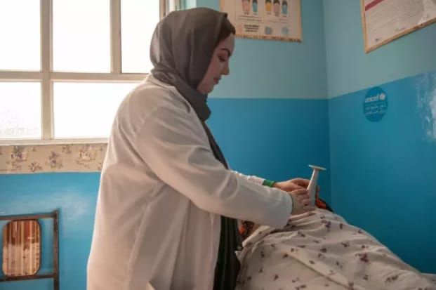 اوچا: در هر ۱۰۰ هزار ۶۰۰ مادر افغان هنگام زایمان می‌میرند
